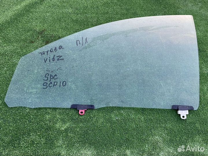 Стекло двери переднее левое Toyota Vitz SCP 10