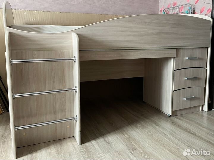 Детская кровать чердак со столом и шкафом
