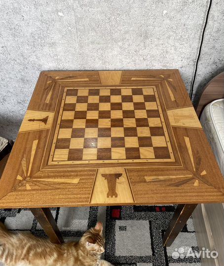 Шахматный стол с шахматами