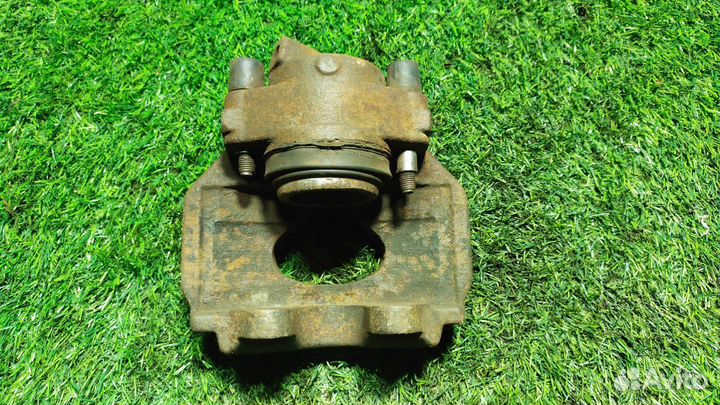 Суппорт передний левый Volkswagen Touareg I