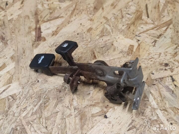 Киа Авелла ручка открывания крышки багажника бака