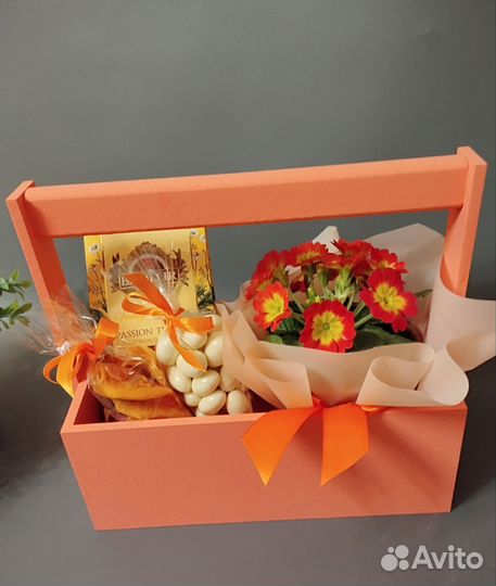 Подарочный бокс и цветами, чаем, сухофруктами