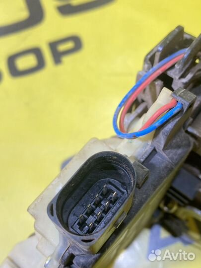 Замок двери передний правый Skoda Superb