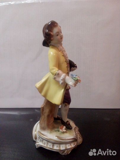 Статуэтка фарфоровая