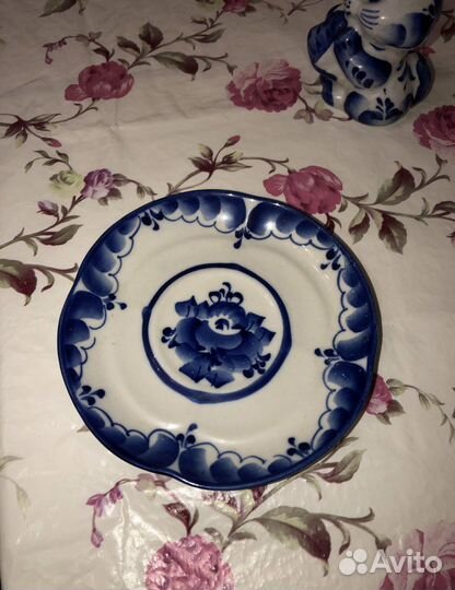 Чашка, блюдце и заяц гжель