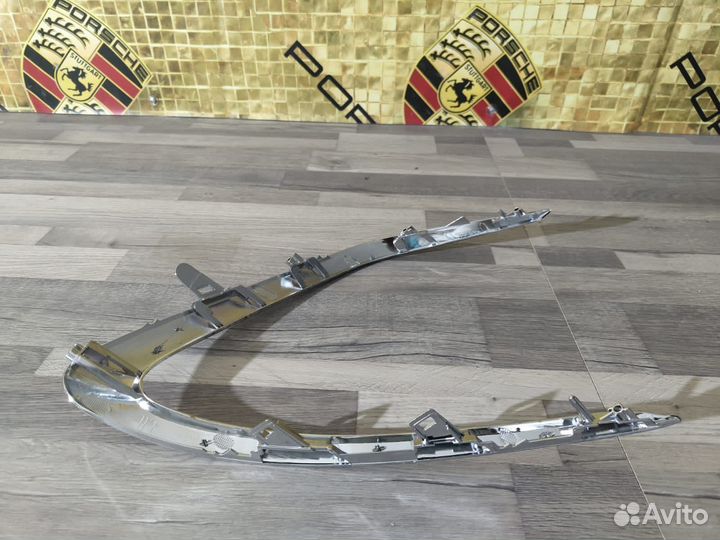 Молдинг переднего бампера правый Toyota Camry V70