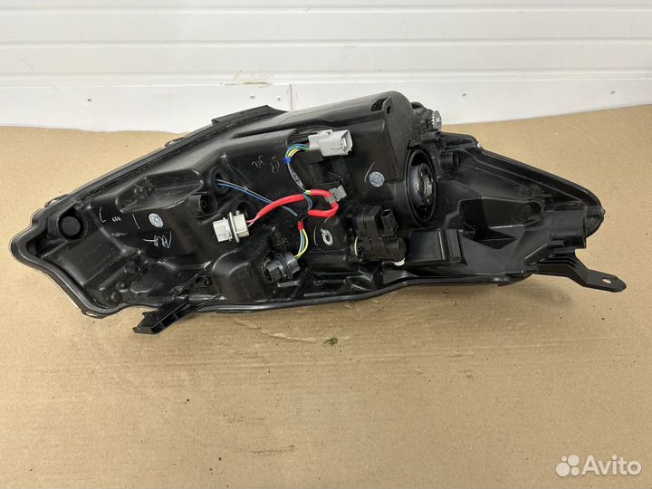 Фара левая Toyota Yaris III рестайлинг