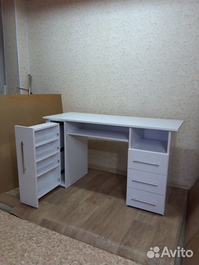 Маникюрный стол новый