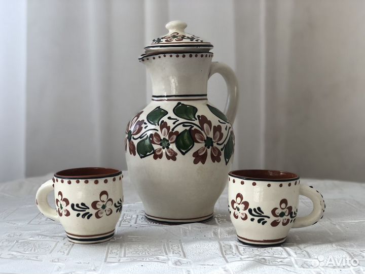 Глиняный кувшин и кружки