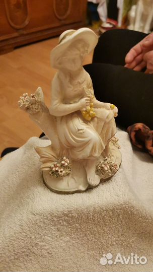 Статуэтка девушка в шляпе на пне. Винтаж СССР