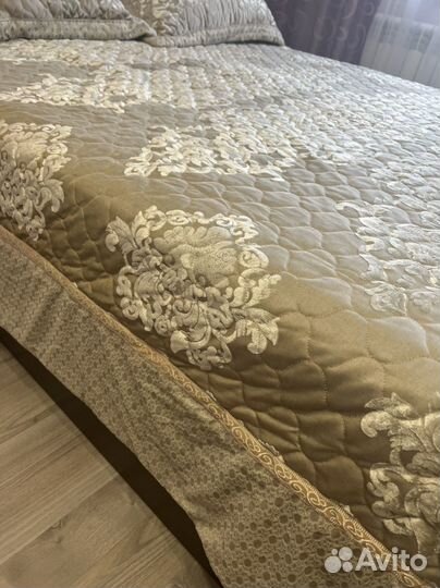 Покрывало с подушками