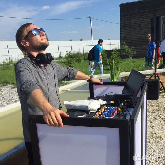 Диджей с оборудованием dj Дж