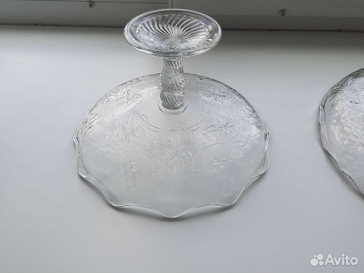 Ваза для фруктов на ножке