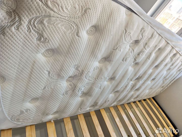 Детская кровать с матрасом в хорошем состоянии