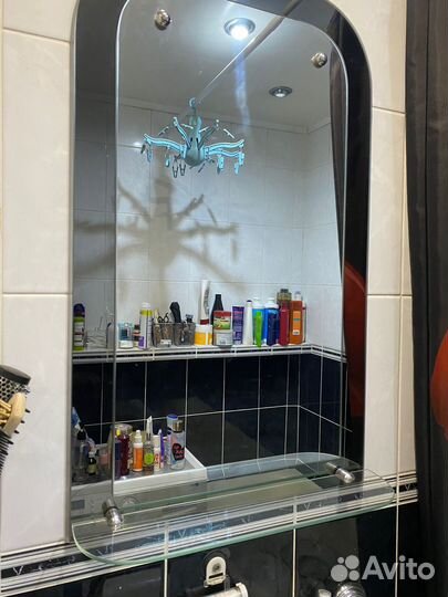 Зеркало для ванной с полочкой
