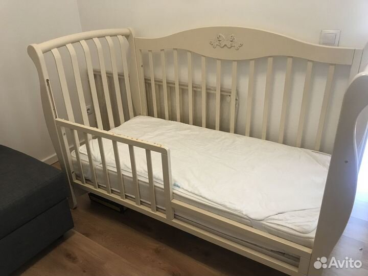 Детская кроватка с матрасом и бортиками