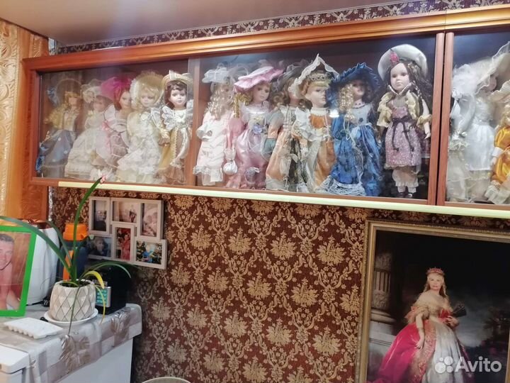 Фарфоровые куклы и полки