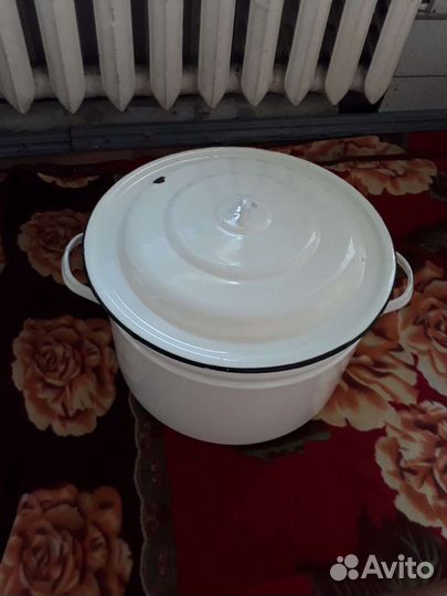 Большая эмалированная кастрюля(для дома,мероприяти