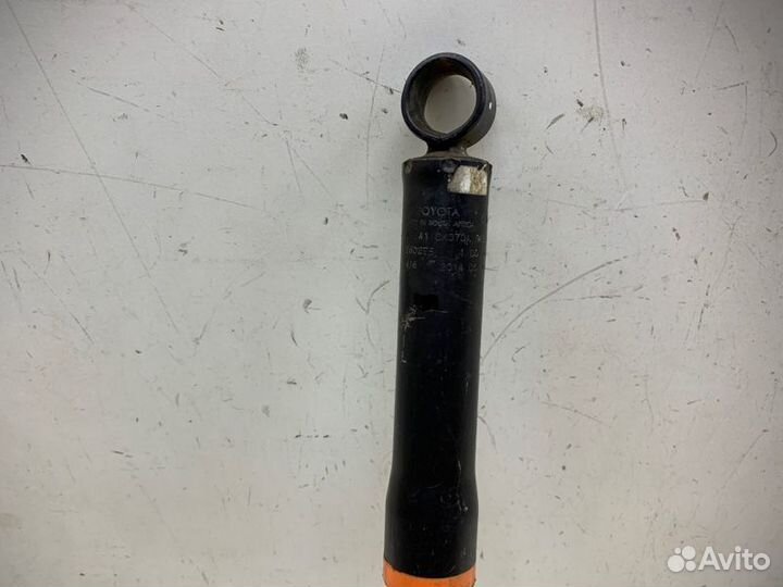 Амортизатор задний левый Toyota Hilux 7 2008-2015