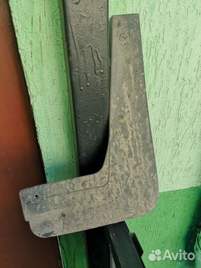 Брызговик передний левый