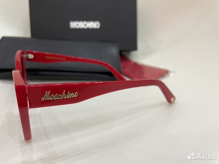 Солнцезащитные очки Moschino