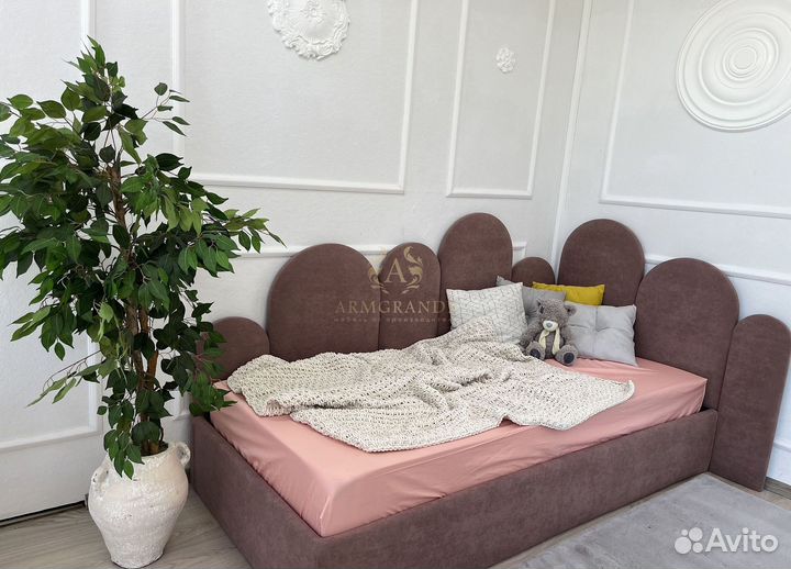 Двуспальная кровать с мягким изголовьем