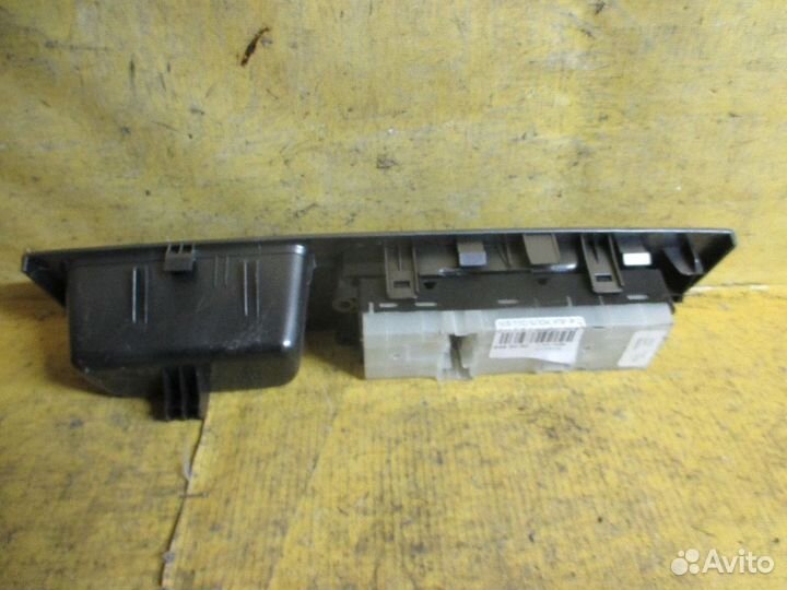 Блок упр-я стеклоподъемниками Nissan Tiida C11 (Переднее Правое)