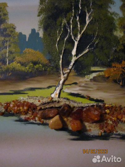 Красивая картина с отделкой янтарем