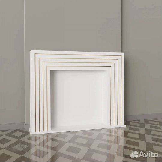 Камин с золотыми линиями