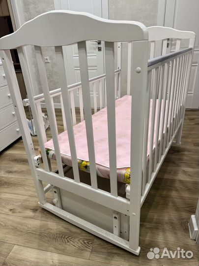 Детская кроватка с маятником и ящиком