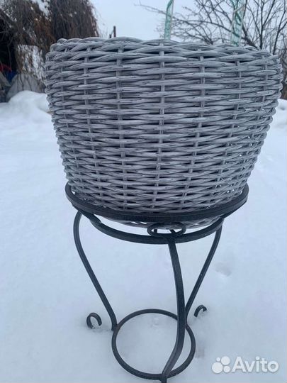 Кашпо из искусственного ротанга