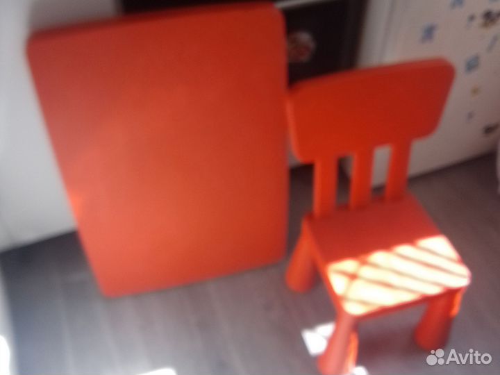 Стол детский пластиковый и стул