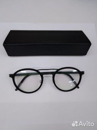 Мастер по изготовлению очков