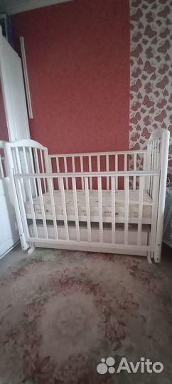 Детская кроватка с маятником