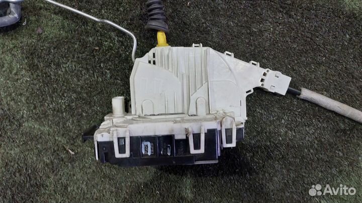 Замок двери передней правой W212,W204,R231,R172