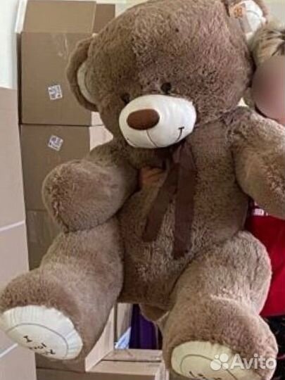 Большой плюшевый медведь