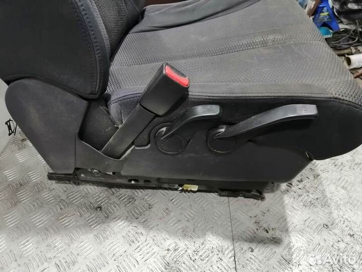 Сиденье переднее левое Nissan Tiida C11