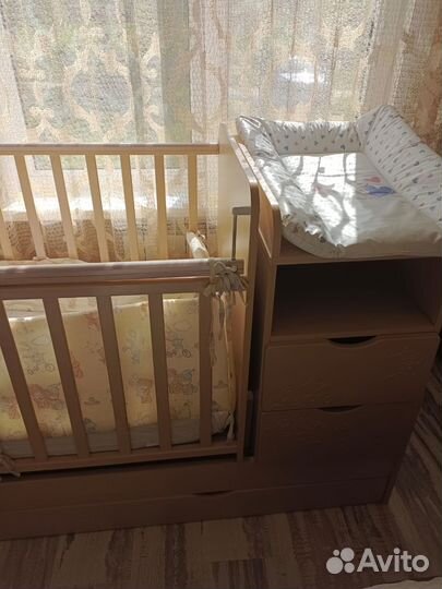 Детская кроватка с маятником и пеленальным столико