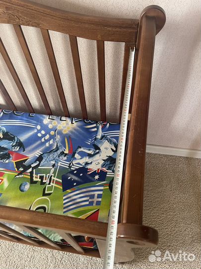 Детская кроватка с маятником