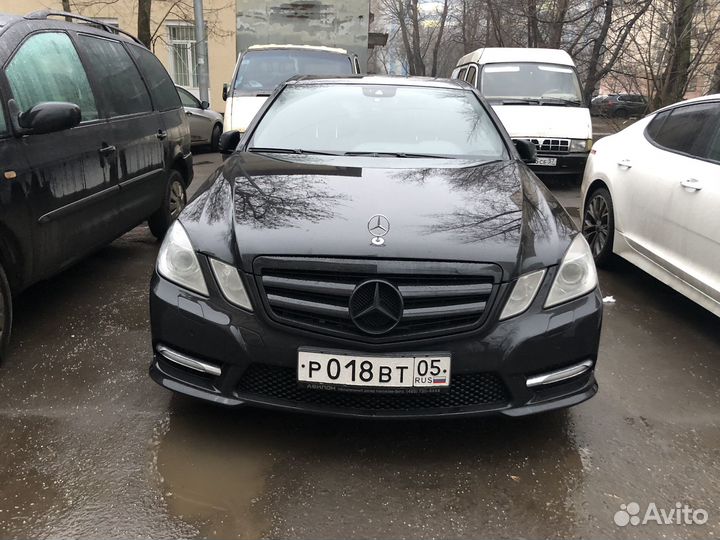 Заднее стекло на Mercedes W212 Установка 1ч