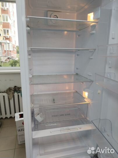 Встроенный холодильник