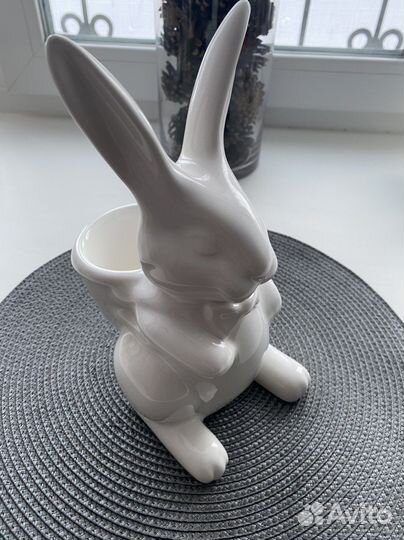 Фарфоровая посуда с кроликами