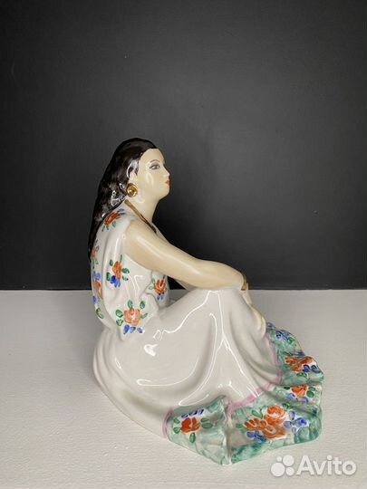 Фарфоровая статуэтка цыганка Дулево