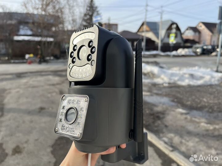 Уличная камера видеонаблюдения с двумя объективами