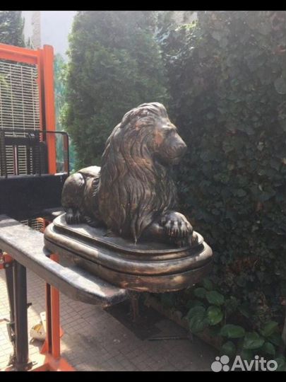 Скульптура льва