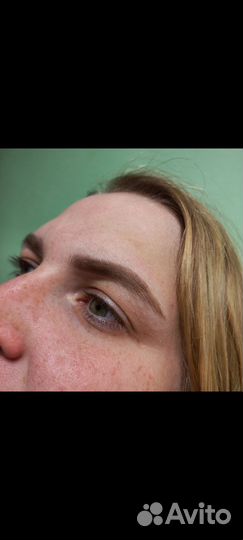 Модель на брови