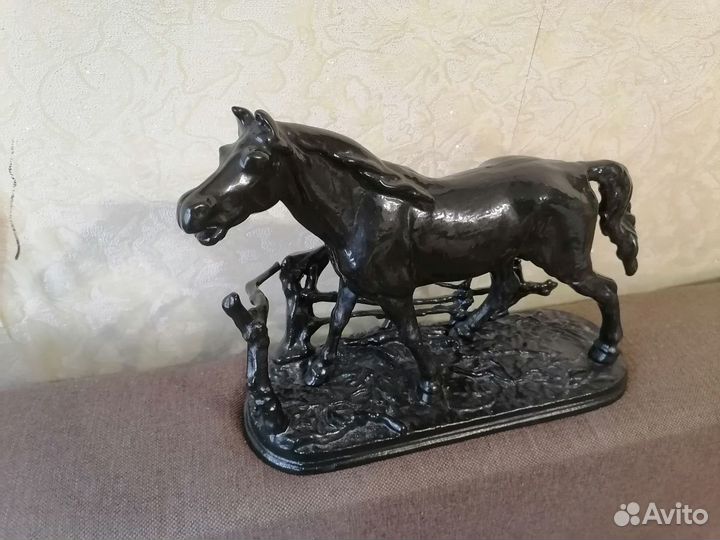 Конь у изгороди. Металл алюминий