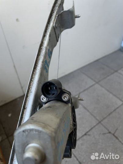 Стеклоподъемник передний R Renault Duster