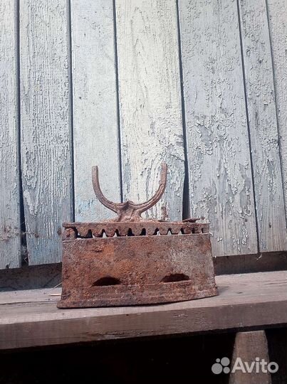 Старинный утюг на углях