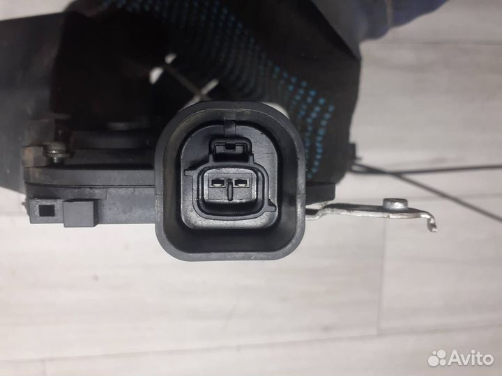 Замок двери передней правой Toyota Corolla E12